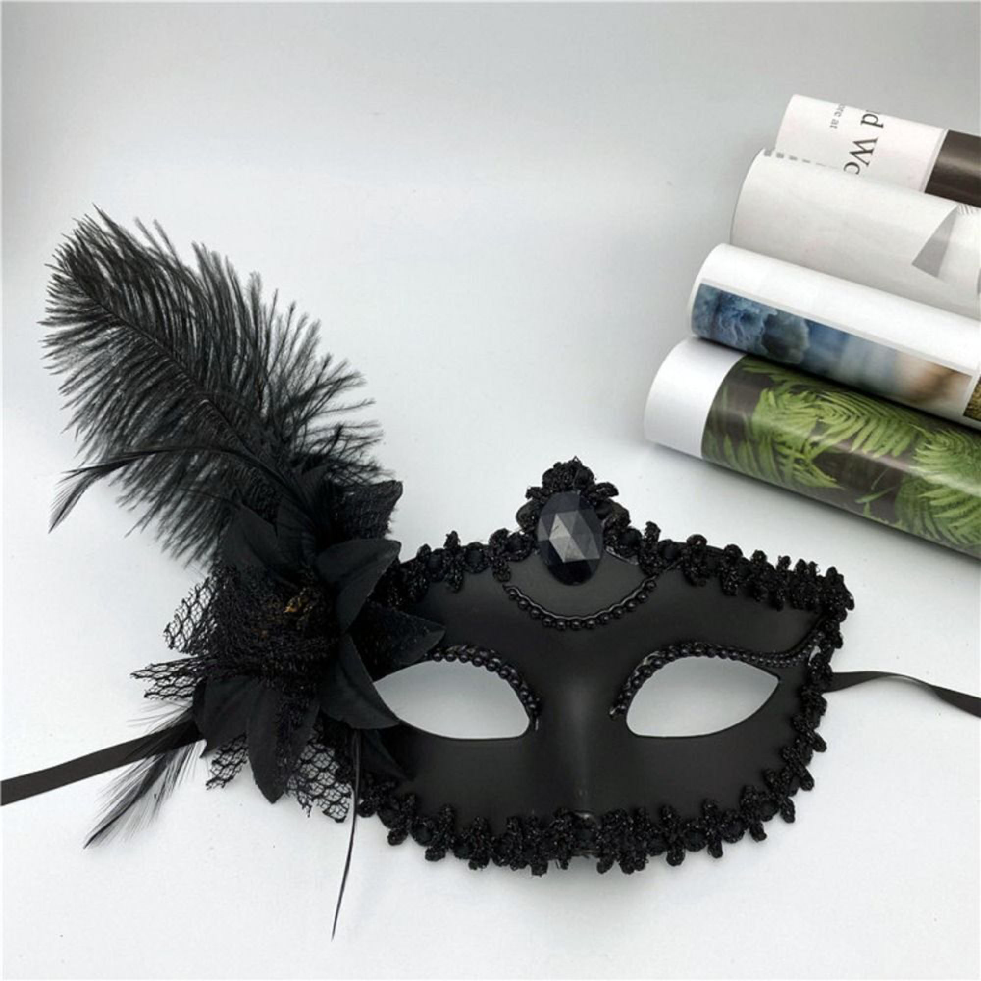 Schwarze Venetianische Maske mit seitlichen Federn und Rosen 16x22