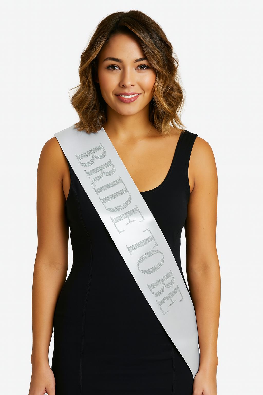 Weiß Satin Braut-Schärpe mit silbernem "Bride To Be" Text 10cm