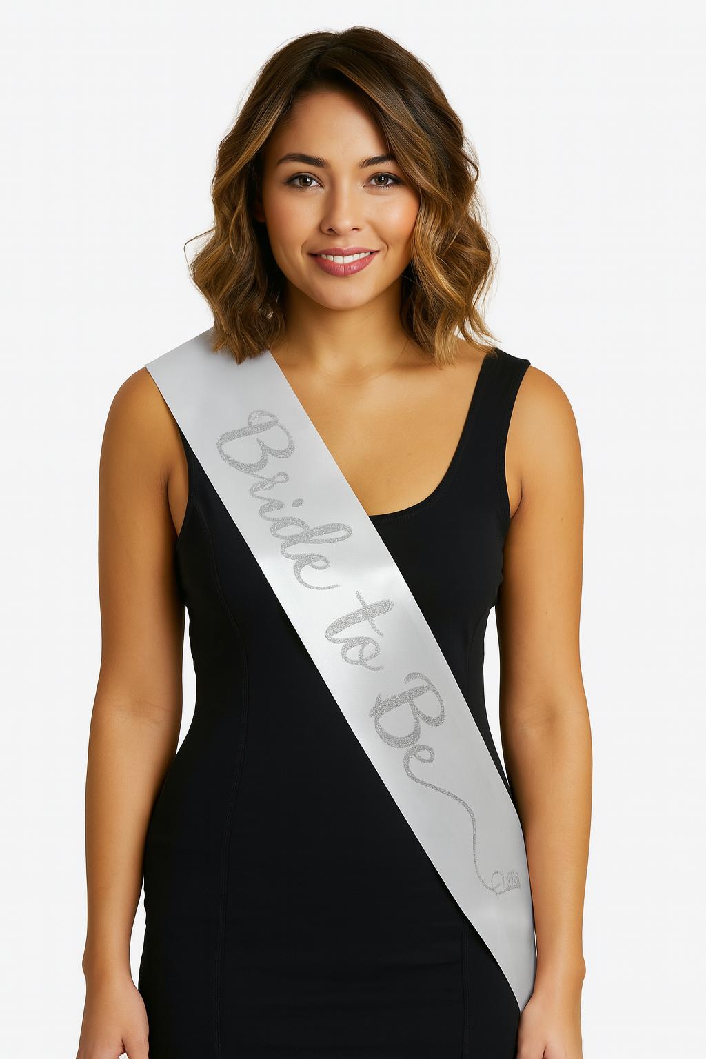 Silberner Braut-Sash auf weißem Satin, handschriftlich kursiv, 10 cm breit (5563)