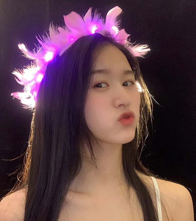 Led Işıklı Rengarenk Yanan 3 Fonksiyonlu Otrişli Parti Tacı Pembe Renk 12x12 cm (5563)