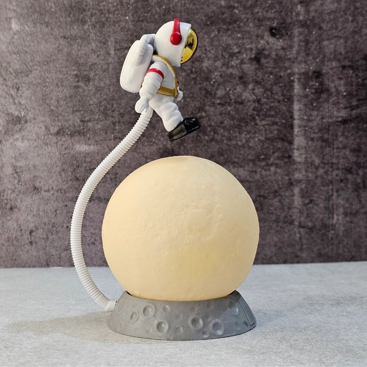 3D Ay Üzerinde Astronot LED Gece Lambası – Dokunmatik 10 Ren