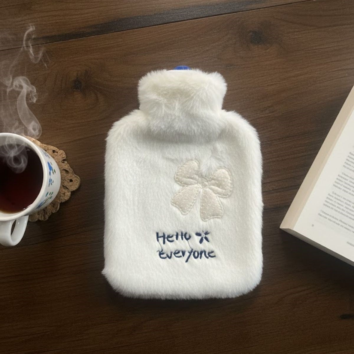 Hello Everyone Yazılı Kurdeleli Beyaz Peluş Sıcak Su Torbası 1 Lt – Yumuşak Kılıf, Uzun Süre Sıcak Tutan Termal Su Torbası (5563) #4