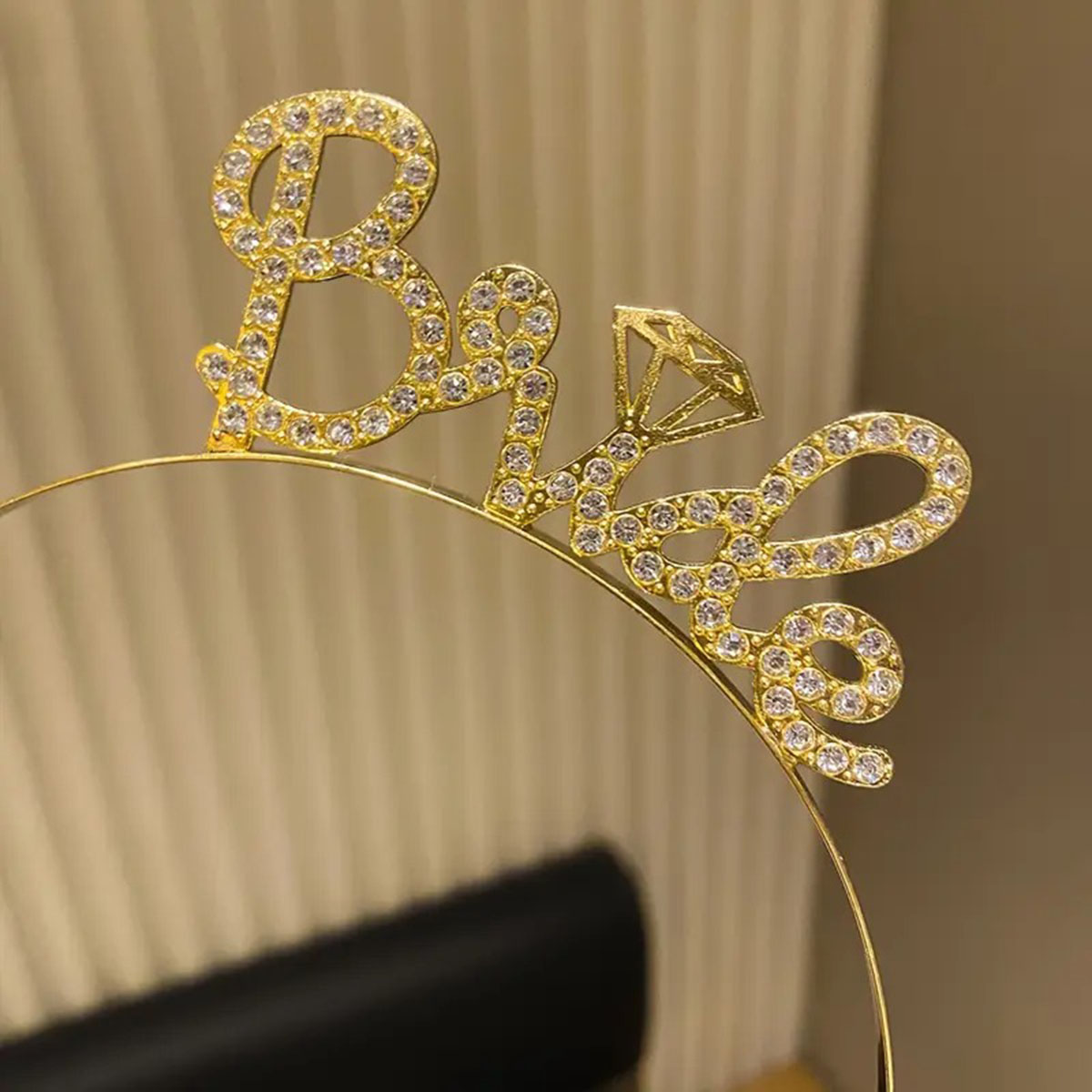 Altın Renkli Taşlı “Bride” Gelin Tacı – El Yazısı Yazı Tipiyle (5563) #2