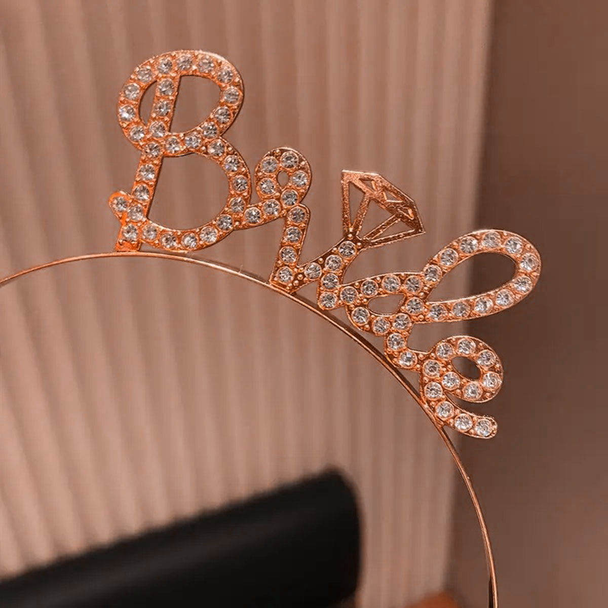 Rose Gold Renkli Taşlı “Bride” Gelin Tacı – El Yazısı Yazı Tipiyle (5563) #2