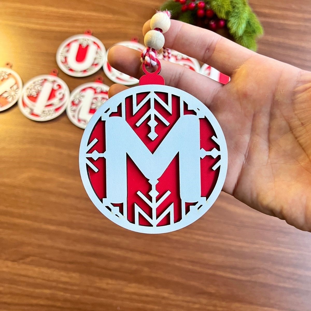 11 Harfli Kırmızı Beyaz İpli MUTLU YILLAR Yazılı Ahşap Yılbaşı Ağaç Süsü (5563) #2