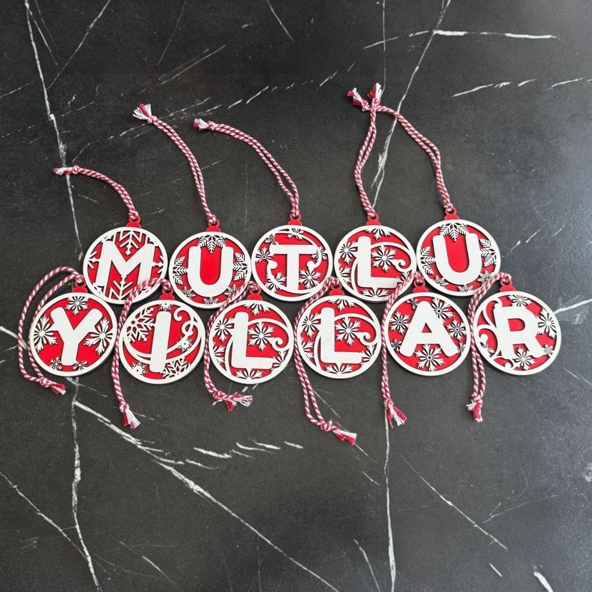 11 Harfli Kırmızı Beyaz İpli MUTLU YILLAR Yazılı Ahşap Yılbaşı Ağaç Süsü (5563) #3