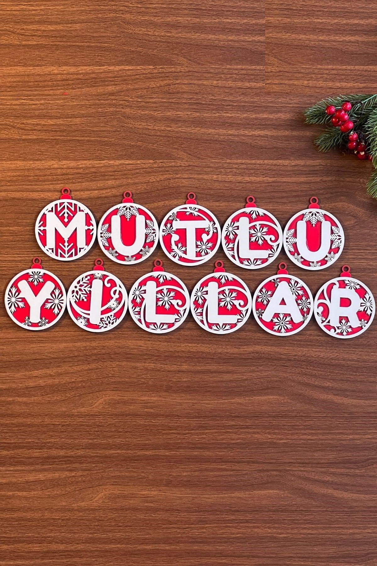 11 Harfli Kırmızı Beyaz İpli MUTLU YILLAR Yazılı Ahşap Yılbaşı Ağaç Süsü (5563) #4