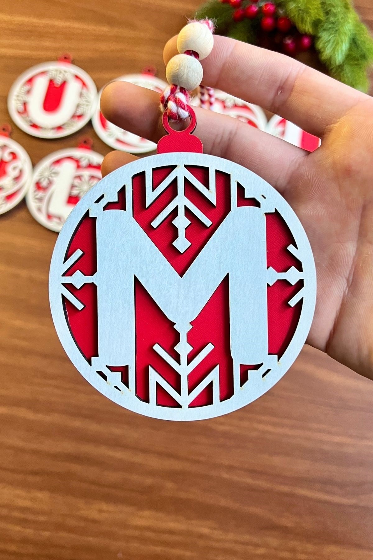 11 Harfli Kırmızı Beyaz İpli MUTLU YILLAR Yazılı Ahşap Yılbaşı Ağaç Süsü (5563) #5