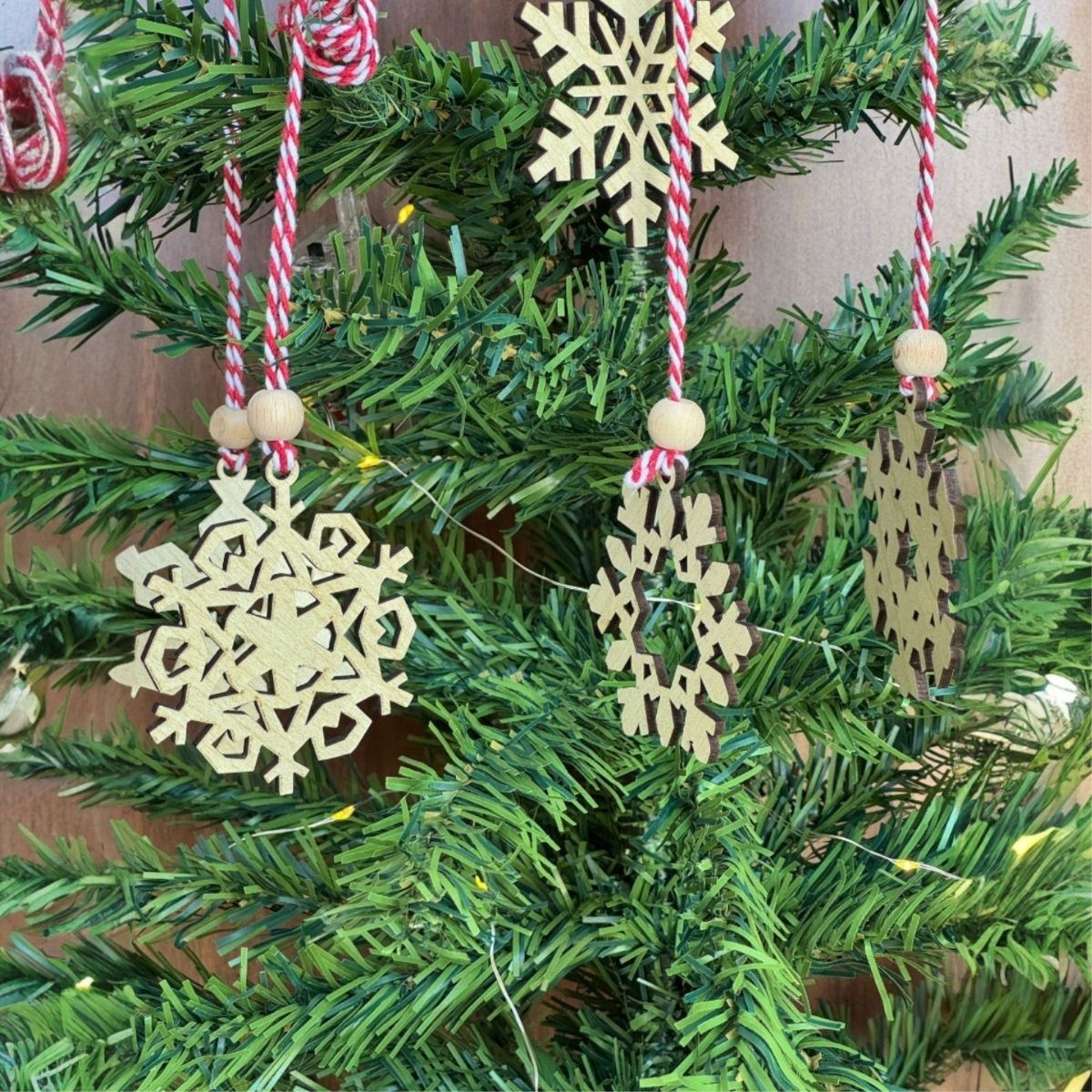 Pilli Peri Ledli 6 Parça Kırmızı Beyaz İpli Kar Tanesi Model Ahşap Yılbaşı Ağaç Süsü (5563) #2