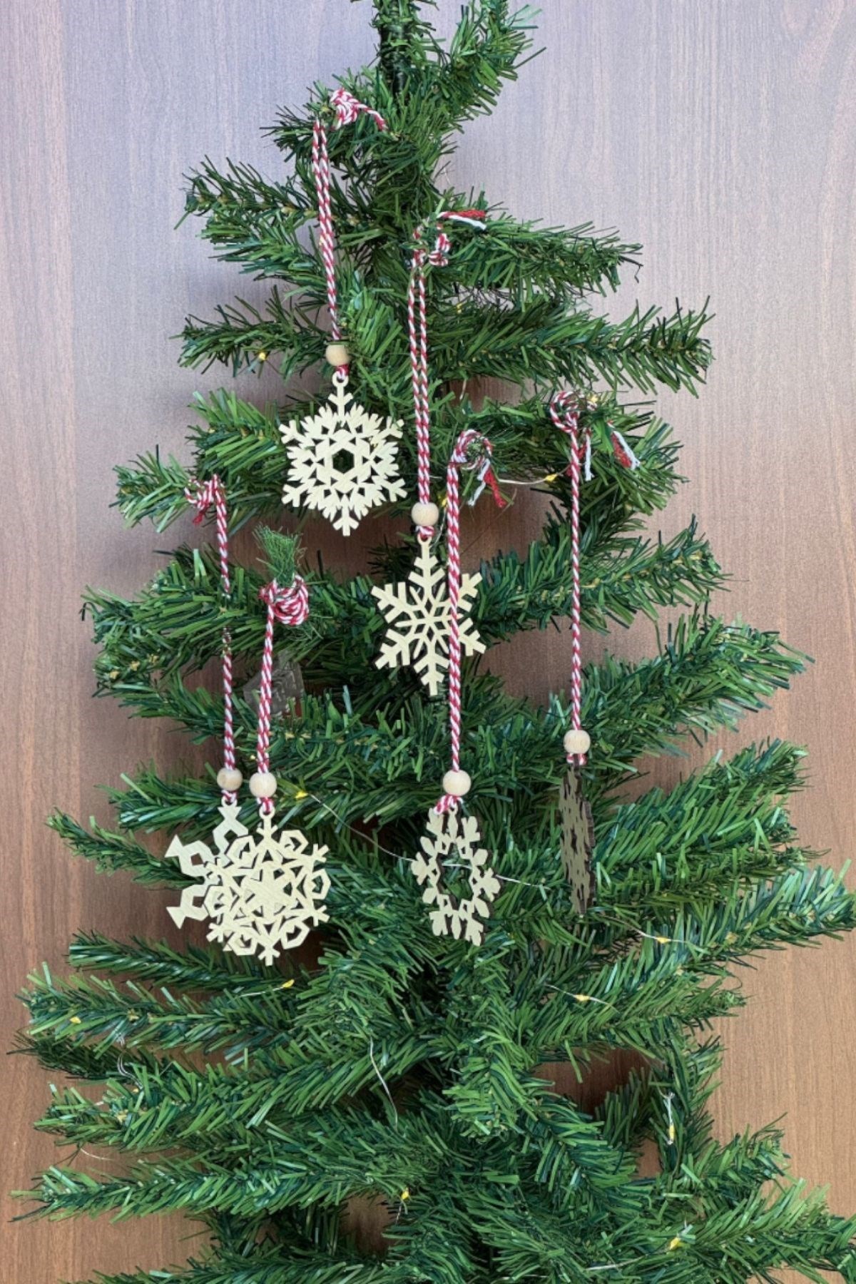 Pilli Peri Ledli 6 Parça Kırmızı Beyaz İpli Kar Tanesi Model Ahşap Yılbaşı Ağaç Süsü (5563) #3