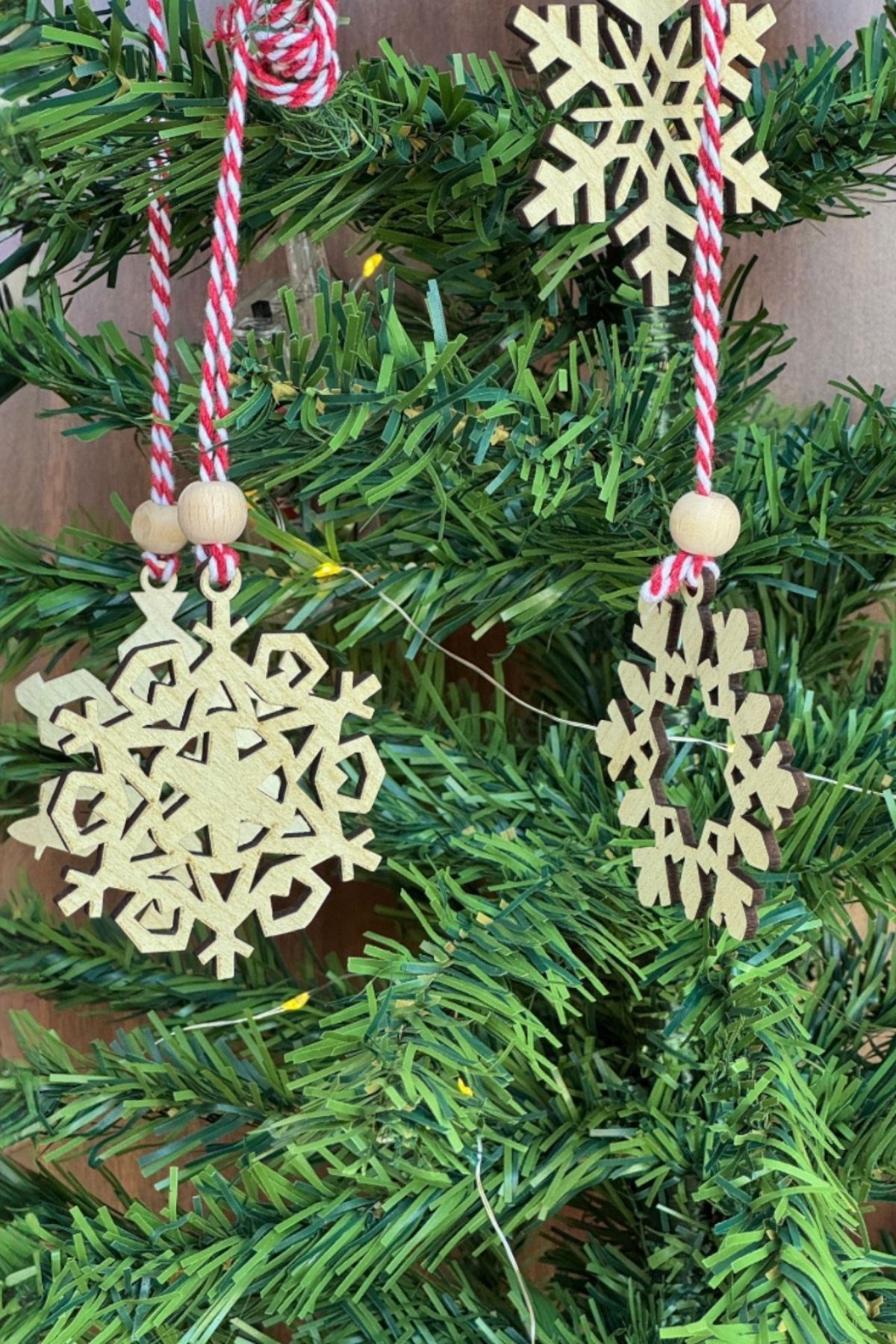 Pilli Peri Ledli 6 Parça Kırmızı Beyaz İpli Kar Tanesi Model Ahşap Yılbaşı Ağaç Süsü (5563) #4