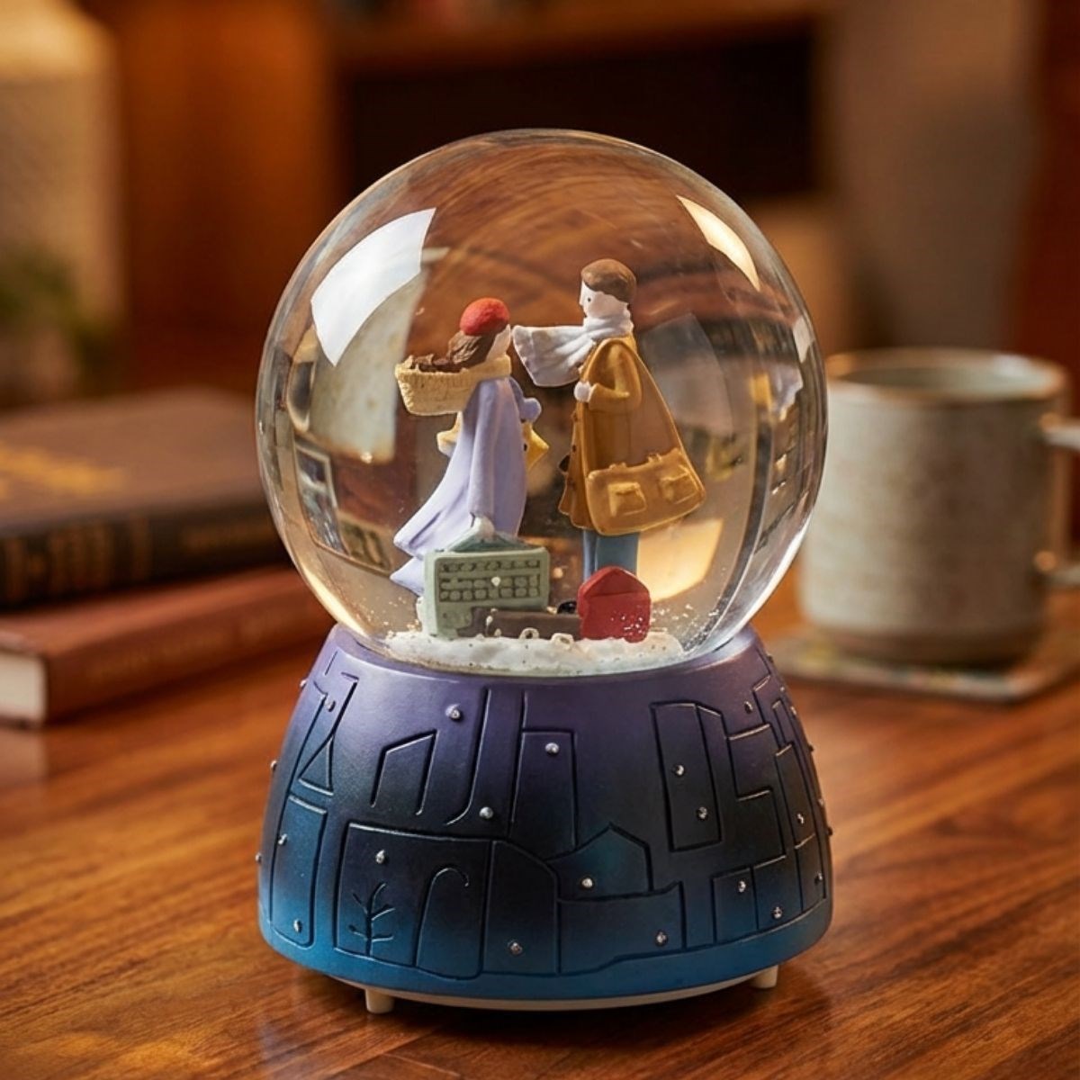 Pilli Işıklı Müzikli Kar Küresi–Valizli Sevgili Çift Figürlü