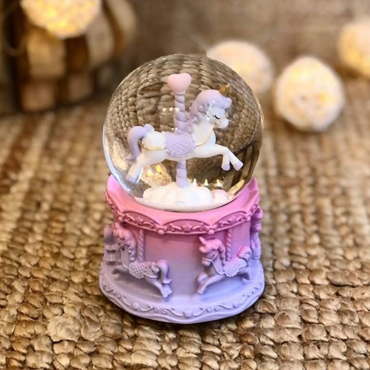 Pilli Işıklı Müzikli Kar Küresi–At Figürlü Eğlenceli Masaüst