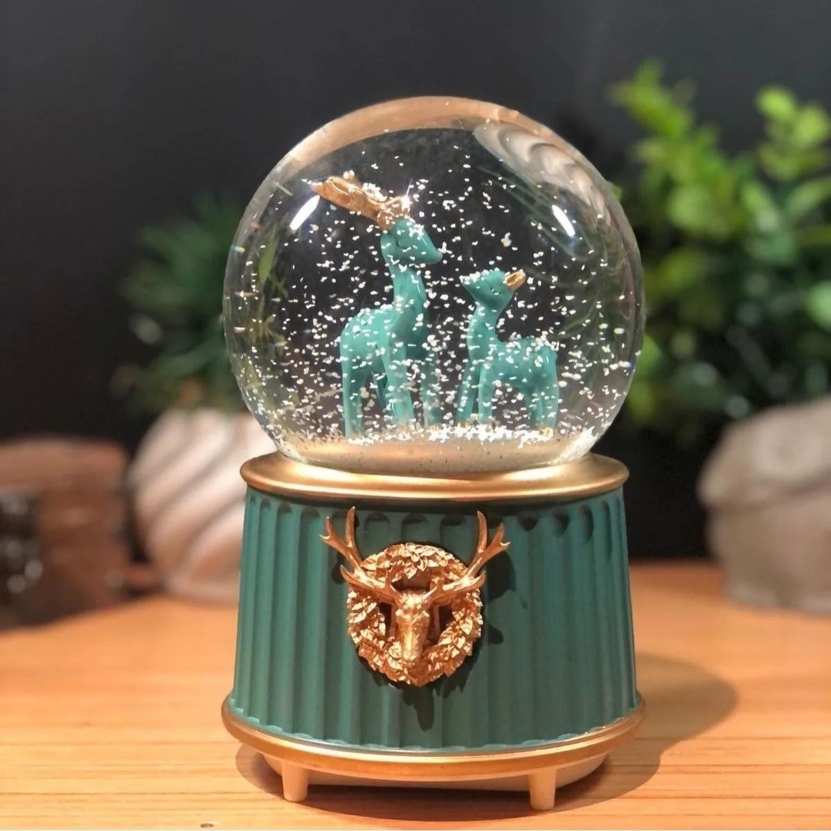 Pilli Işıklı Müzikli Kar Küresi–İki Geyikli Yeşil Figürlü Eğ