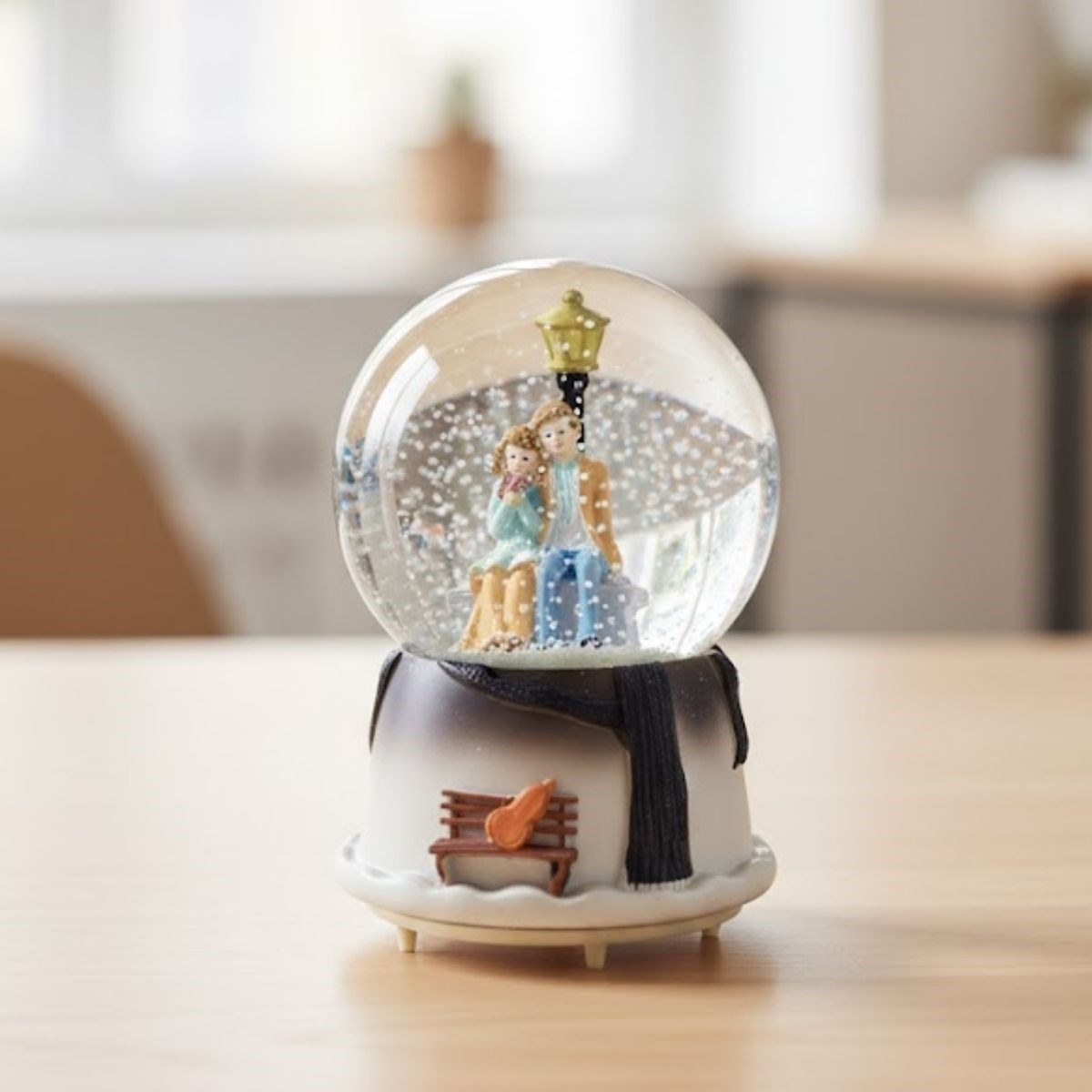 Pilli Işıklı Müzikli Kar Küresi–Kış Masalı Bankta Sevgili Fi